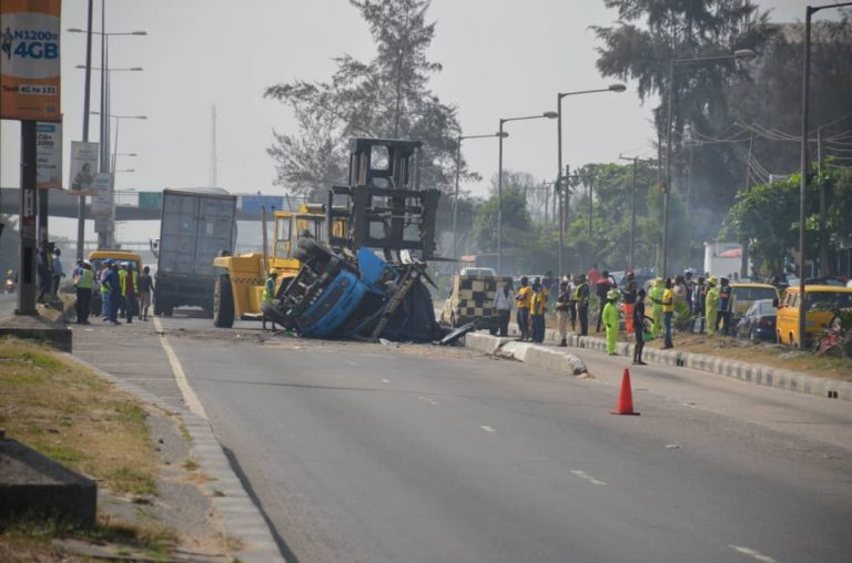 BREAKING:Fallen truck triggers heavy gridlock on Ikorodu Road……..TRUTH NOT FOR SALE