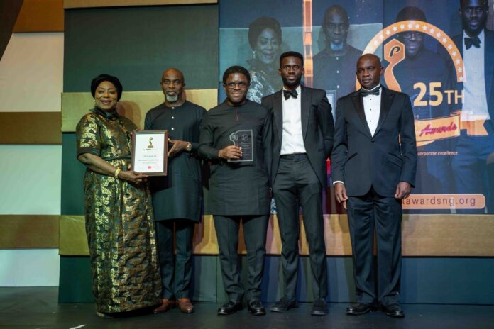 L2R: Chairman, Lasaco Assurance Plc & Former Board Member, PEARL Awards Nigeria., Chief(Mrs) Teju Philips; Deputy Managing Director, Wema Bank, Moruf Oseni; Chief Financial Officer, Wema Bank, Tunde Mabawonku; Reputation Management Officer, Wema Bank, Olumide Yomi-Omolayo; CEO, NASD OTC Securities Exchange Limited, Mr. Longe Eguarekhide, presenting the Pearl Award to Wema Bank as the winner of the 2022 Highest Dividend Yield at Eko Hotel and Suites last weekend.