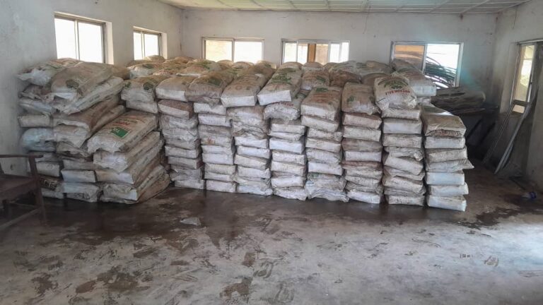 Agbor Communities receive trailer load of fertilizers FG, lauds Dein